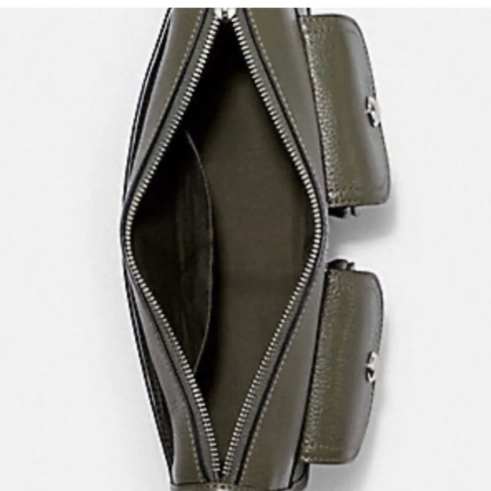 Surplus Coach Pennie!! Gorgeous bag
Perfect for any season - Picture 3 of 4